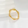 Anillo minimalista de ondas irregulares en acero inoxidable bañado en oro 18k - US 6 / Estilo dorado irregular ondulado (SQ-R042101GW)