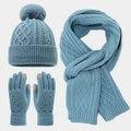 Dreiteiliges Strickset mit Bommelmütze, Schal und Touchscreen-Handschuhen in Staubblau - Seeblau