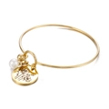 Minimalistischer Gold-Armreif aus Edelstahl mit Perle und eingraviertem Blumen-Anhänger - August Sonnenblume-Gold (KB158037-Z)