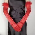 Elegante rote lange Satinhandschuhe mit zarten Federbesatz-Manschetten für Abendmode - 53cm / Rot