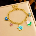 Pulsera de acero inoxidable chapada en oro con mariposas azules y dijes de flores - Pulsera de Amuletos de Colores (B1518)