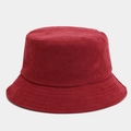 Vista detallada de la textura de pana rojo oscuro y las costuras en un sombrero de pescador - M (56-58cm) / Burdeos