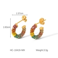 Detalle macro de pendientes en C dorados con pedrería de colores y medidas de talla - Estilo con incrustaciones de diamantes de imitación coloridos (HC-E10419-MX)
