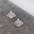 Eleganti orecchini a ventaglio in argento con perle e zirconi su tessuto a maglia - Argento