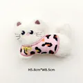 Détail de l'accessoire chat en peluche avec motif léopard rose et nœud papillon - Style DIY (Ouverture au dos) / Chat blanc