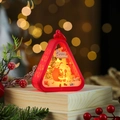 Detail der roten Weihnachts-Laterne mit Weihnachtsmann-Szene auf hellem Holz - Weihnachtsmann / Rot