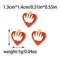 Dettaglio macro del ciondolo a cuore rosso con dimensioni 1,3x1,4 cm e peso di 1 g - Ciondolo cuore palmo rosso