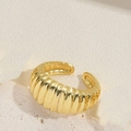 Vintage 14K vergoldeter Croissant Ring verstellbar mit vertikaler Rippenstruktur - Croissant