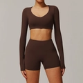 Ensemble de yoga 2 pièces avec haut court à manches longues et short marron chocolat - S / Manches Longues + Shorts / Café