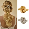 Punk-Stil Knoten-Haarspangen-Set in Gold und Silber an einem weiblichen Model - Set 8 (Metallknoten-Haarspangen-Set)