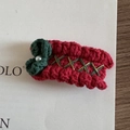 Macro detail of hand-knitted red Christmas hair clip with green bow and white pearl - Christmas Series - Green Bow