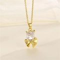 Gouden ketting met rechthoekige zirkoon en strikhanger op beige stoffen achtergrond - Goud