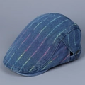 Detail van denim pet met regenboog verticale strepen en verstelbare metalen gespsluiting - M (56-58cm) / Middelblauw 2