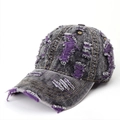 Detalle de gorra de béisbol de tela vaquera con forro morado y detalles de rotos - Ajustable / Denim Negro-Púrpura