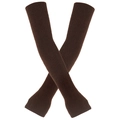 Detailaufnahme dunkelbrauner langer Armstulpen aus Strick mit Rippmuster und Daumenloch - Kaffeebraun