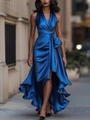 Detail van koningsblauwe satijnen cocktailjurk met diepe V-hals en strik in de taille - S / Dresses / Saffierblauw