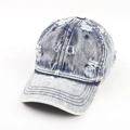 Dettaglio del cappello da baseball in denim lavato vintage con fori e cuciture a vista - Regolabile / Blu scuro