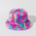 Dettaglio cappello alla pescatora in pelliccia sintetica con trame tie-dye rosa e blu vivaci - M (56-58cm) / Vivido Viola Giallo Blu Tie-dye