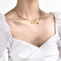 Detalle de collar bañado en oro de 18K con gemas coloridas usado en el cuello - Collar Circonita De Colores 42+5cm