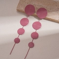 Dettaglio di orecchini rosa con dischi geometrici e texture su pietra naturale decorativa - Perno per orecchini in argento - Rosa