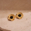 Détail de boucles d'oreilles dorées vintage avec pierre noire sur socle de pierre - Tige en Argent-Rond Noir
