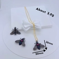 Détail d'un ensemble de bijoux abeille avec cristaux bleus et roses sur boîte cadeau - #5 Abeille Gris Foncé (Pendentif Uniquement)