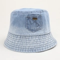 Détail du bob en jean bleu clair avec poche décorative et plaque logo en métal JHMY - Taille Unique (58cm) / Bleu clair