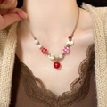 Gros plan d'un collier de perles fait main avec breloques cerise colorées sur mannequin - Style Perles Vintage Cerise Rouge Marron (18#)