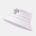 Gros plan sur la broderie tortue grise d'un chapeau bob en toile de coton blanc - Taille unique / Blanc
