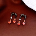 Detailaufnahme der hängenden Ohrringe in Gunmetal mit roten und weißen Zirkonia-Steinen - Gunmetal-Orange-Kaffee (S925 Silbernadel)