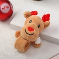 Dettaglio del braccialetto a scatto in peluche a forma di renna su un supporto bianco curato - Cervo