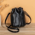 Bolso tipo cubo clásico en cuero PU negro brillante con cordón y herrajes dorados - Negro
