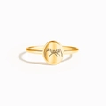Detail eines s925 Sterling Silber Versprechensrings mit gravierter ovaler Siegelplatte - US-Größe 9 / Gold