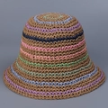 Dettaglio ravvicinato del cappello a secchiello in paglia all'uncinetto a strisce colorate - M(56-58cm) / Cachi