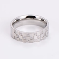 Dettaglio dell'anello a scacchiera argento con piccoli diamanti e finitura lucida - US 6 / Color Acciaio