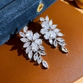 Details von Silberohrringen mit Zirkon-Blattdesign auf einer dunkelblauen Samt-Schmuckbox - Silbernes Blatt Quaste (30# Silberner Ohrstecker-Silbernes Blatt Quaste)