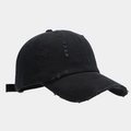 Vue détaillée des bords usés et des trous vintage sur la casquette de baseball noire - Réglable / gris foncé