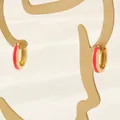 Detail of 18K gold plated hoop earrings featuring pink enamel on a metal silhouette - 3*12mm / Rose Red