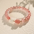 Détail macro de perles de cristal fraise avec charm Pixiu rose et accents dorés - Bracelet PiXiu (Avec Coffret Cadeau)