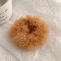 Chouchou en peluche marron caramel avec texture fausse fourrure pour coiffures d'automne - Chocolat