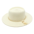 Détail du chapeau de paille beige avec chaîne dorée, perles blanches et pompons - M (56-58cm) / Crème
