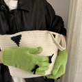 Detalle de guantes de punto verdes con lazos negros y función de pantalla táctil - Talla única / Verde Fruta