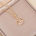 Collier couronne dorée avec zircon en forme de cœur et chaîne ondulée sur un écrin - Coeur De Couronne Blanc (N832) / Blanc