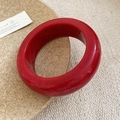 Roter Harz-Armreif mit breitem Design und Marmor-Effekt für einen minimalistischen Retro-Look - Rotes Marmormuster