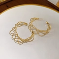 Minimalistische goldene Creolen mit geflochtenem Metalldesign und Steckverschluss für Damen - Geflochtener Stil / Gold
