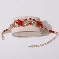 Detail eines Brautarmbands mit roten und weißen Strasssteinen und goldener Schließe - Armband / Gold/Rot/Weiß