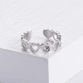 Detailopname van zilveren hartvormige open ring met sprankelende zirkonia inleg - US 6 / Staalkleur