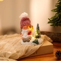 Dettaglio decorazione natalizia in ceramica con albero a LED e statuina dipinta - Modello B