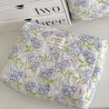 Dettaglio della borsa cosmetica trapuntata con fiori blu e un'etichetta in tessuto - Fiore Elfo Blu [Pochette]