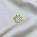 Nahaufnahme des goldenen Herzanhängers mit Zirkoniasteinen und Schleife auf Seide - Band Umwickelt Herz Stil / Gold